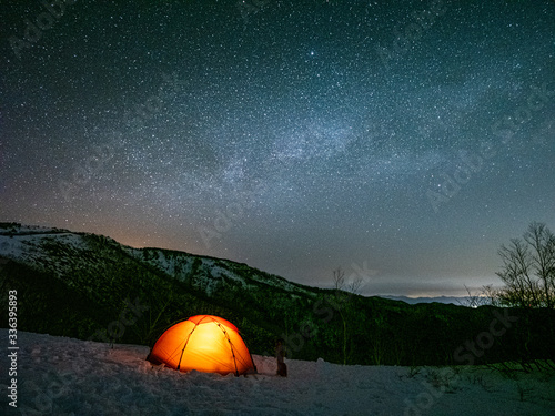 テント 星空 雪山 天の川