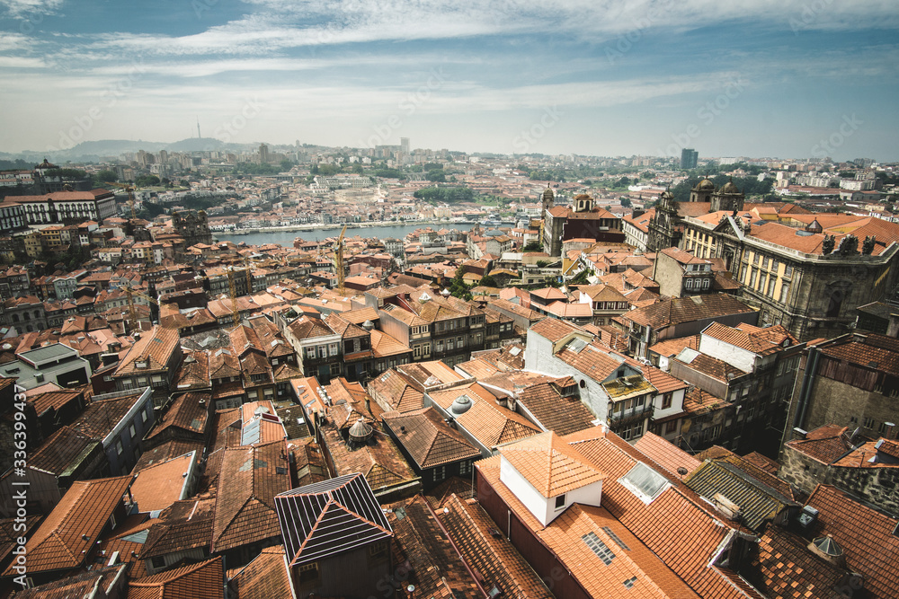 Vista panoramica de la antigua ciudad de Oporto en Portugal, desde la torre Dos Clerigos.