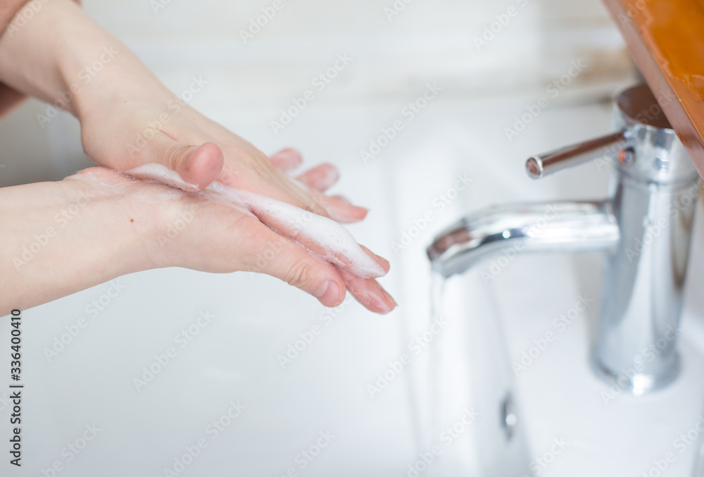 Women are washing their hands with disinfectant foam to keep the virus healthy. Women are washing their hands with disinfectant foam to keep the virus healthy.