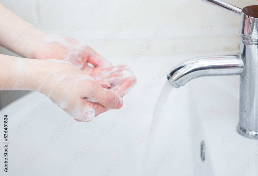 Women are washing their hands with disinfectant foam to keep the virus healthy. Women are washing their hands with disinfectant foam to keep the virus healthy.