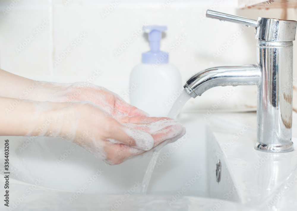 Women are washing their hands with disinfectant foam to keep the virus healthy. Women are washing their hands with disinfectant foam to keep the virus healthy.