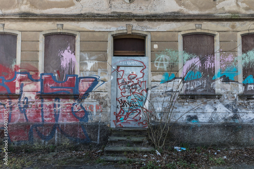 Verlassenes Haus, heruntergekommen mit Graffiti photo