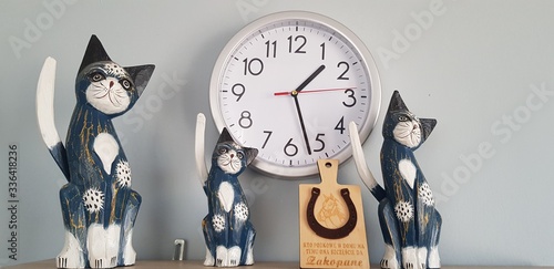 Zegar i figurki kotów