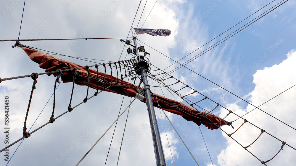 Fototapeta premium Piraten Flagge an einem Mast