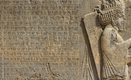 kamienna tablica z wyrytym starym tekstem w języku perskim w persepolis w iranie