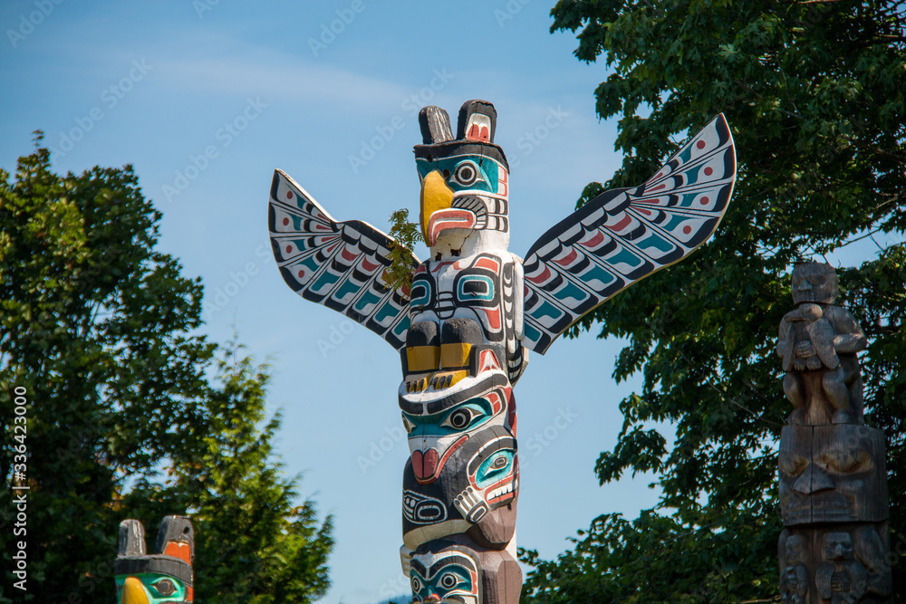 Fototapeta premium Des totems indiens dans le parc Stanley à Vancouver, Canada.