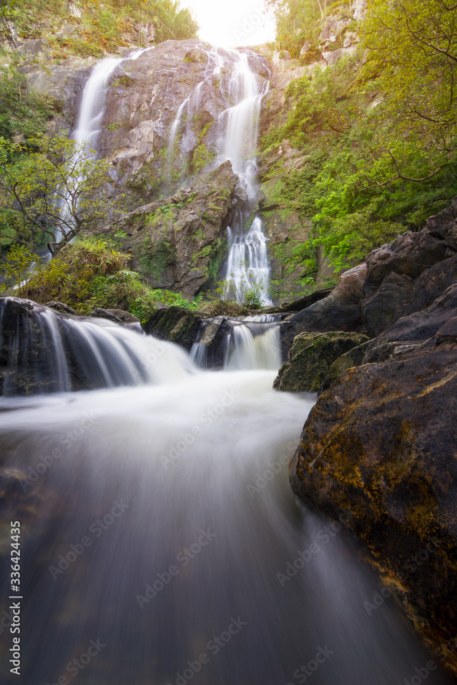 Obraz premium Kamphaeng Phet, Khlong Lan waterfall in autumn forest,