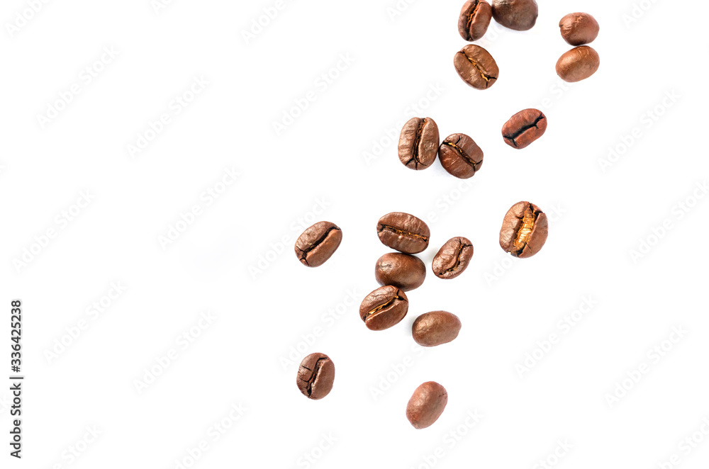 Naklejka premium Coffee beans. Isolated on a white background.