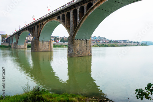 An arch bridge over a river © 尹戬