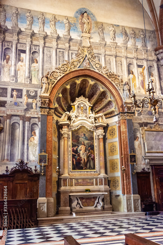 Obraz premium The interior of the Duomo Cattedrale di S. Maria Matricolare cathedral in Verona, Italy