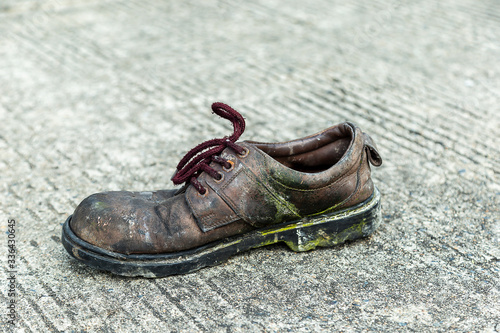 Old leather shoes Dumped on the concrete floor