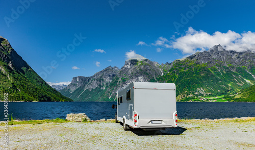 Wohnmobil  steht direkt an einem Fjord in Norwegen