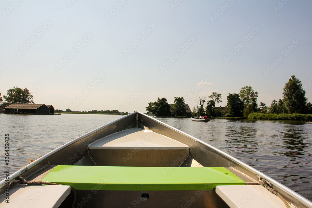Obraz premium Big Giethoorn Lake from inside the boat