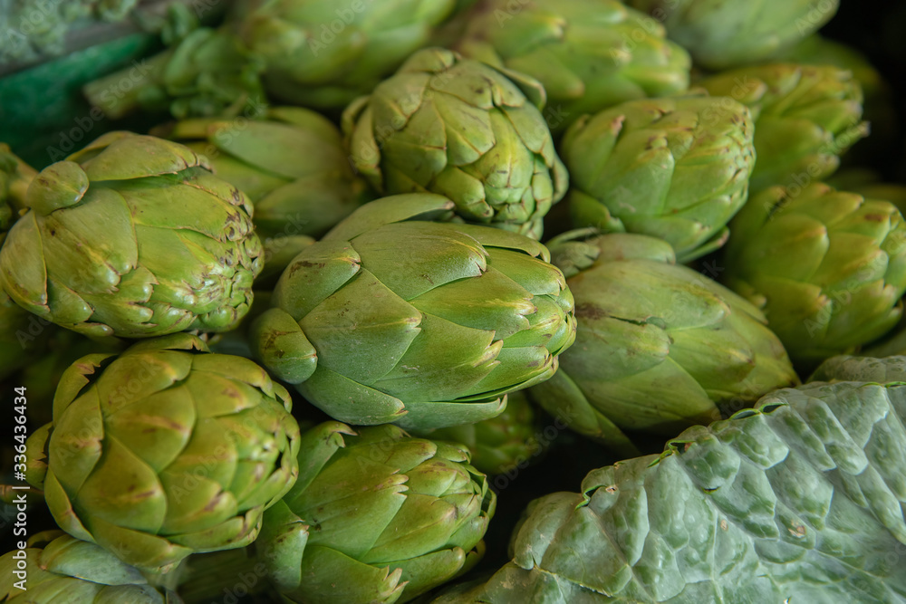 Obraz premium Fresh tasty healthy green artichoke closeup