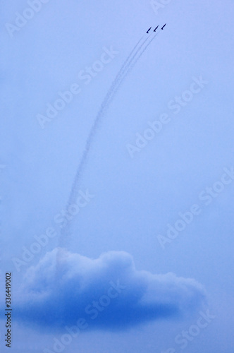 samoloty wylatujące z chmury 