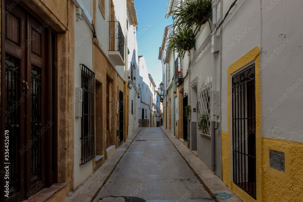 Calle solitaria en  Jávea en la Comunidad Valenciana.