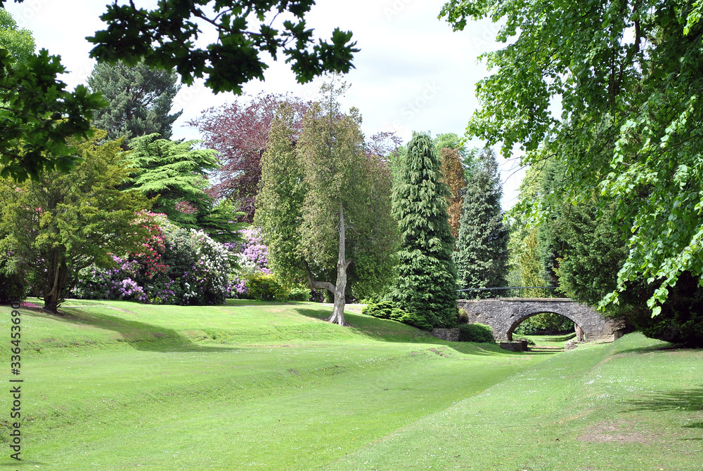 Obraz premium Stone Bridge with Lawns & Trees in Public Park 