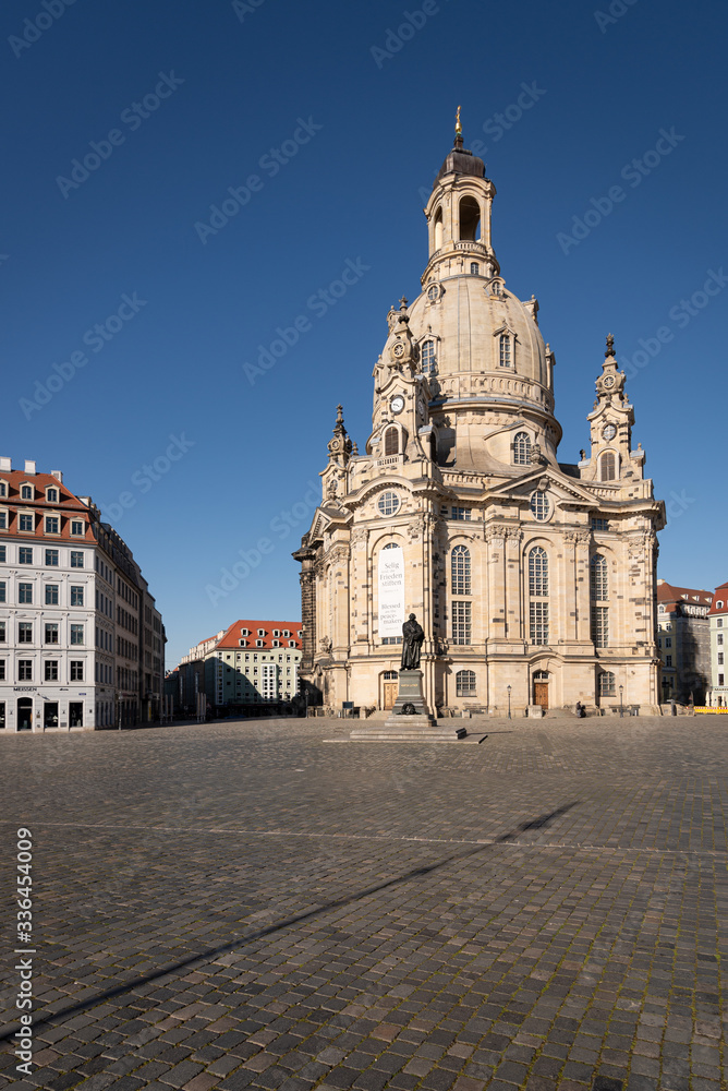 Frauenkirche am Neumarkt in Dresden, menschenleer wegen der Ausgangssperre während der Coronapandemie 2020