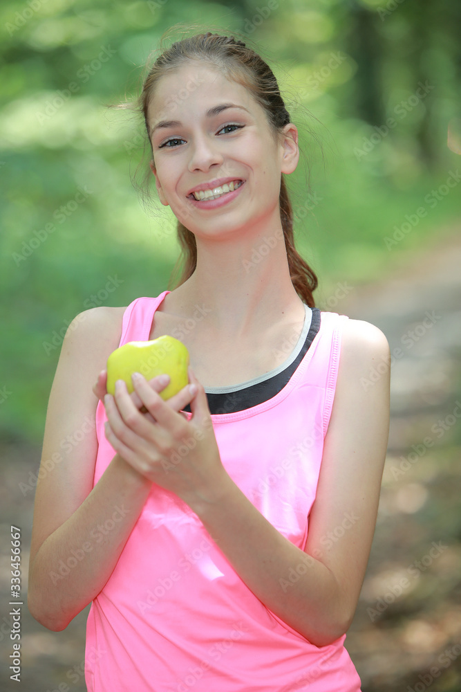 Jeune femme sportive mangeant une pomme Jeune femme sportive mangeant une pomme
