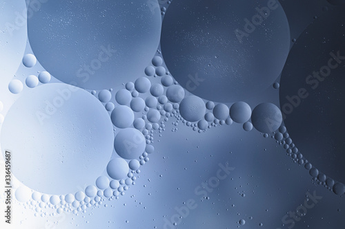 Macro fotografía. Gotas de aceite en agua. Empleo de la luz para destacar texturas a través de luces y sombras. Empleo de técnicas de HDR para mejorar el contraste. Recursos gráficos.