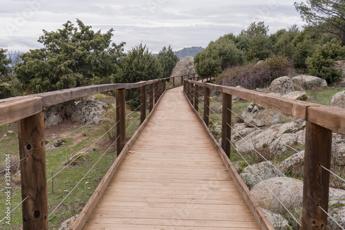Fototapeta Naklejka Na Ścianę i Meble -  Hiking routes through the Iruelas Valley (Sierra de Gredos) next to the river. Avila (Spain)