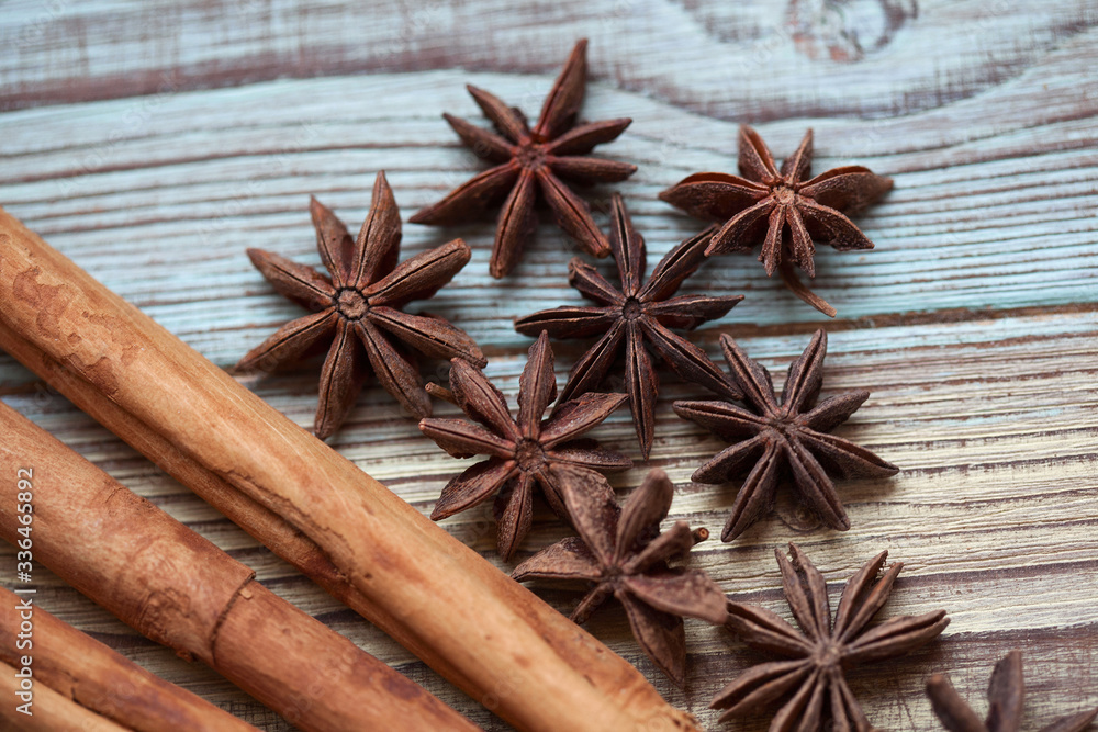 Obraz premium Cinnamon sticks and aniseed stars close up on a wooden table