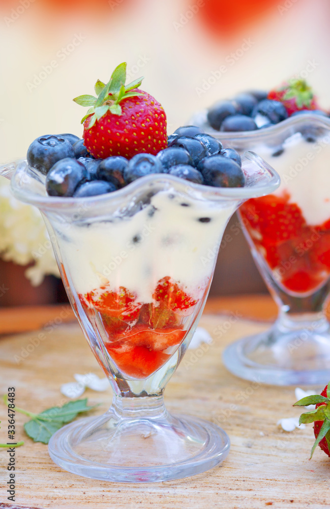 Natural yogurt with fresh berries Natural yogurt with fresh berries
