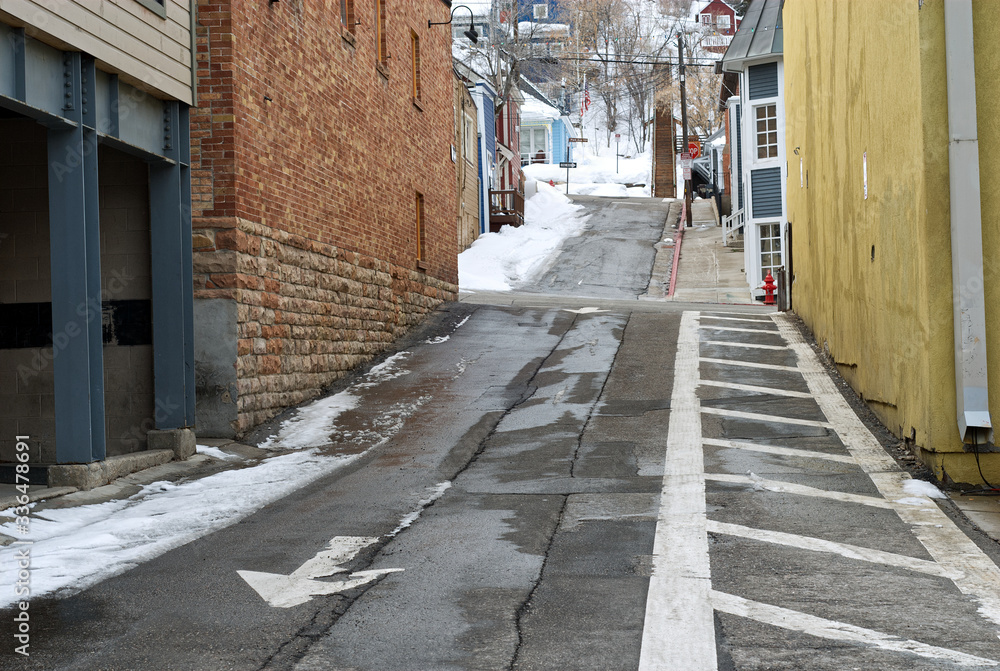 Obraz premium One way road in a snowy place