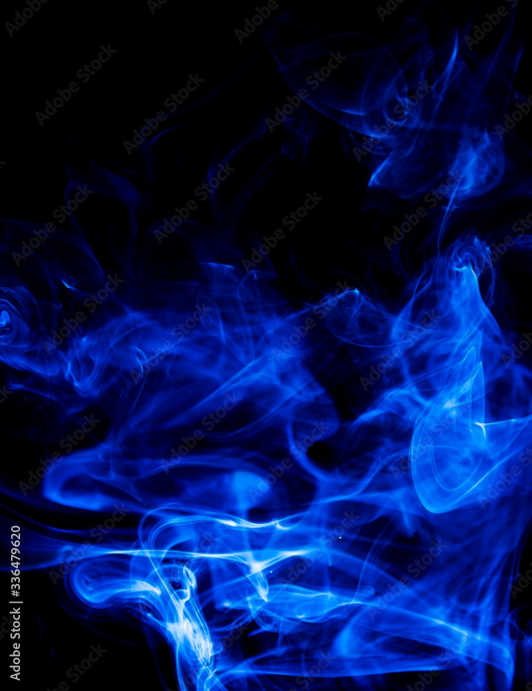 Fototapeta premium Niebieski dym na czarnym tle