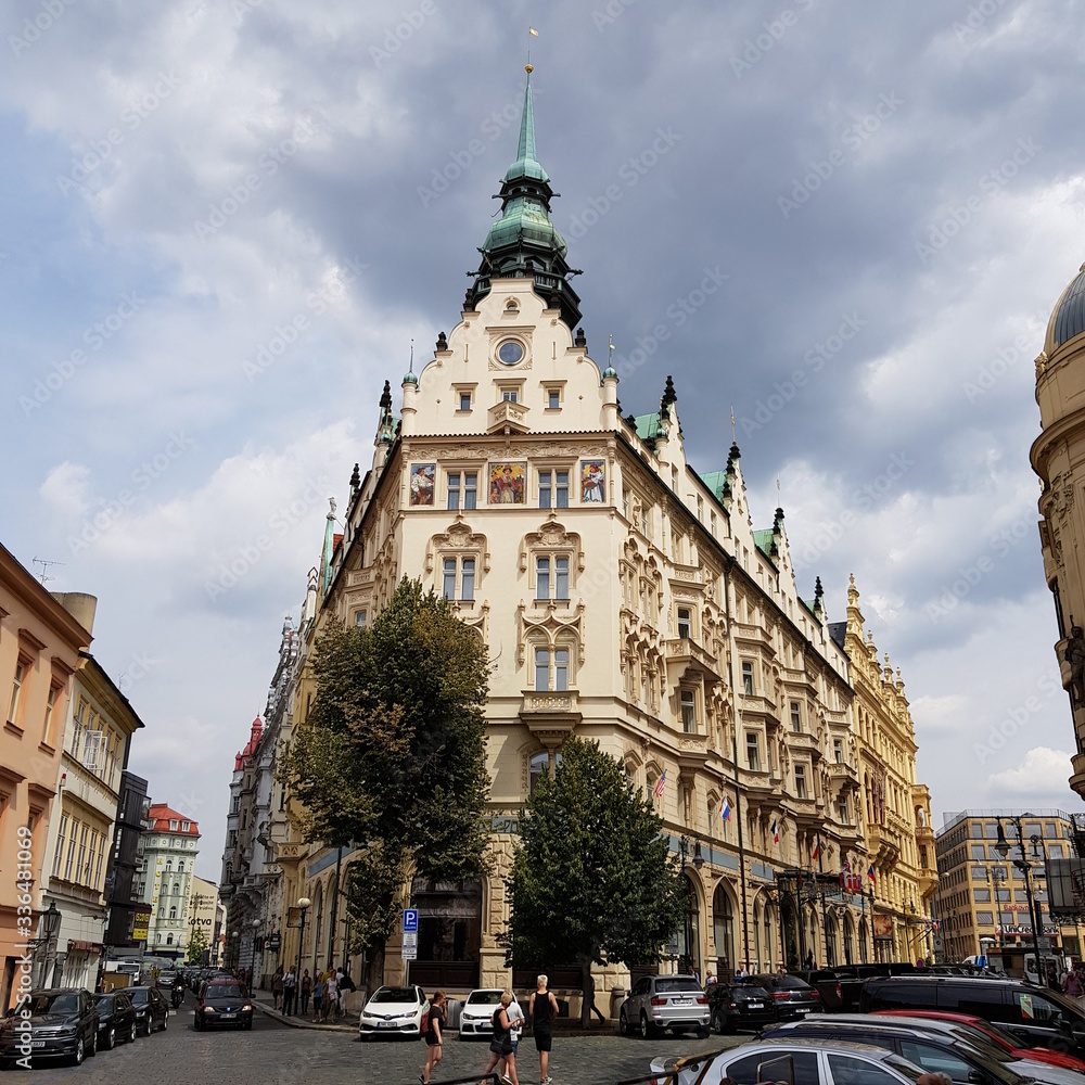 Obraz premium Imposante Häuserzeile in Prag