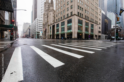 Fototapet New York City, NY / USA - 3/29/2020: Empty streets of New York City during Coron