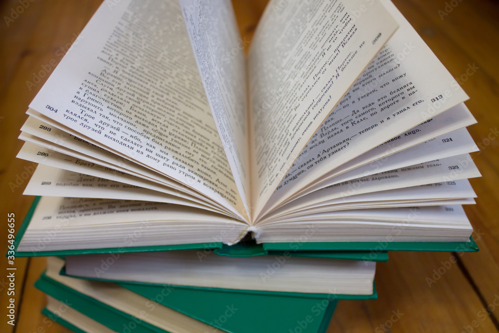 Obraz premium open old book