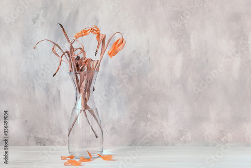 Fotomural Still life with wilted yellow tulips