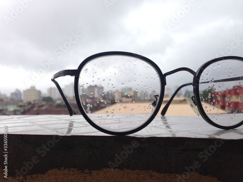 óculos na chuva 