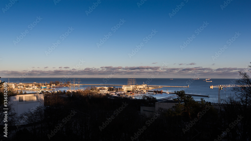 Panorama portu w Gdyni podczas zachodzącego słońca. Panorama portu w Gdyni podczas zachodzącego słońca.