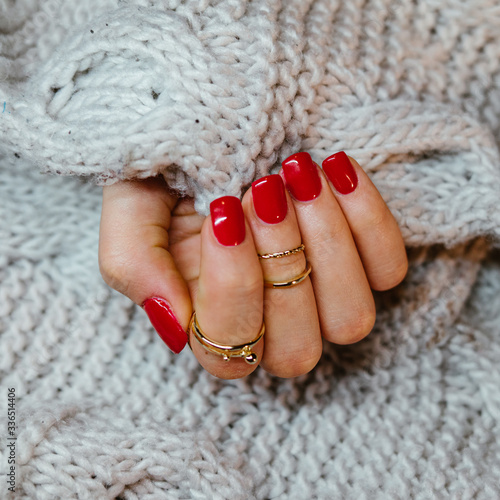 Kobieca ręka z pomalowanymi na czerwono paznokciami