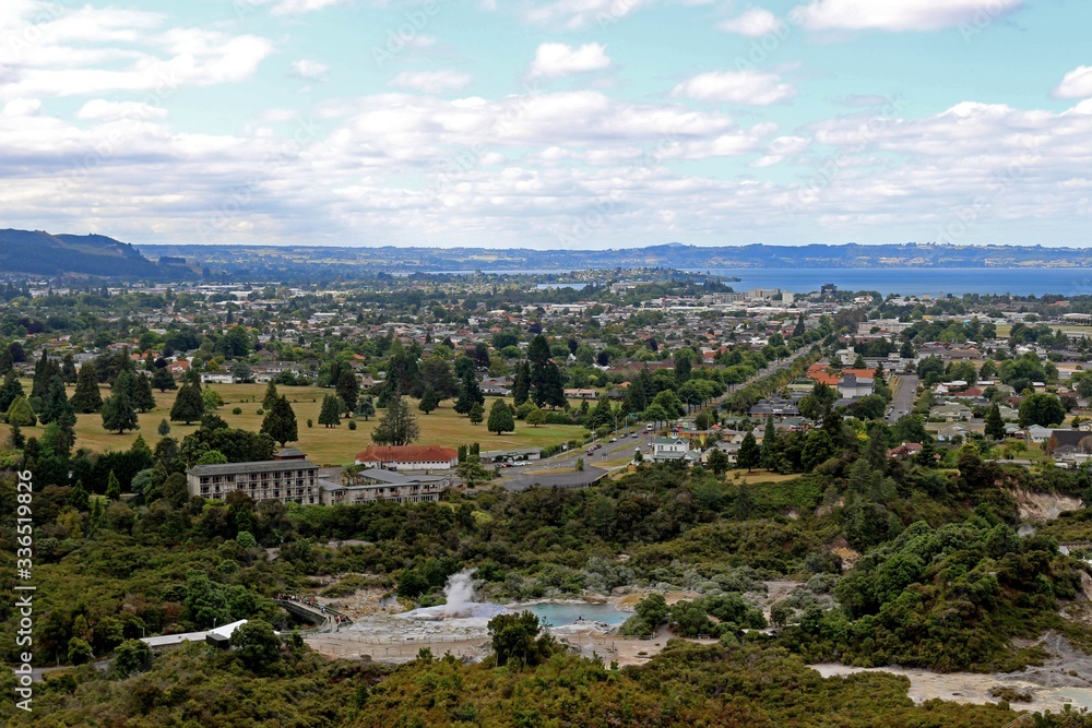 Blick auf Rotorua mit dem Pohutu Geyser