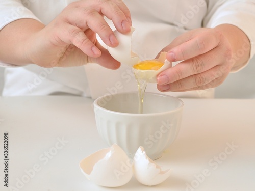 Cracking egg
