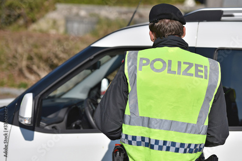 Corona-Krise - Polizei-Kontrollen - Die Ausgangsbeschränkungen werden in Österreich von der Polizei kontrolliert (Bezirk Gmunden, Oberösterreich, Österreich)  photo