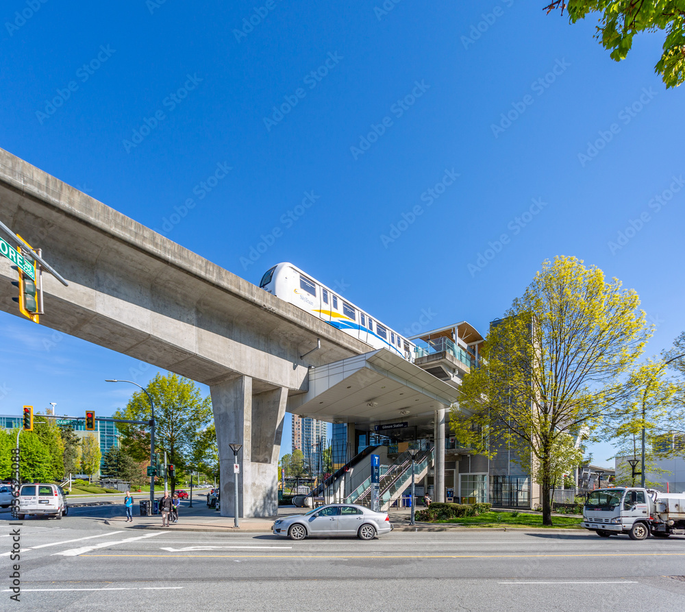 Fototapeta premium Skytrain going through the station