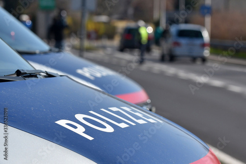 Corona-Krise - Polizei-Kontrollen - Die Ausgangsbeschränkungen werden in Österreich von der Polizei kontrolliert (Bezirk Gmunden, Oberösterreich, Österreich)  photo