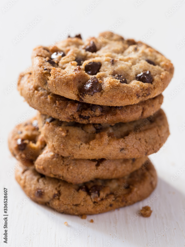 cookies baunilha com pedaços de chocolate empilhados sobre mesa branca cookies baunilha com pedaços de chocolate empilhados sobre mesa branca