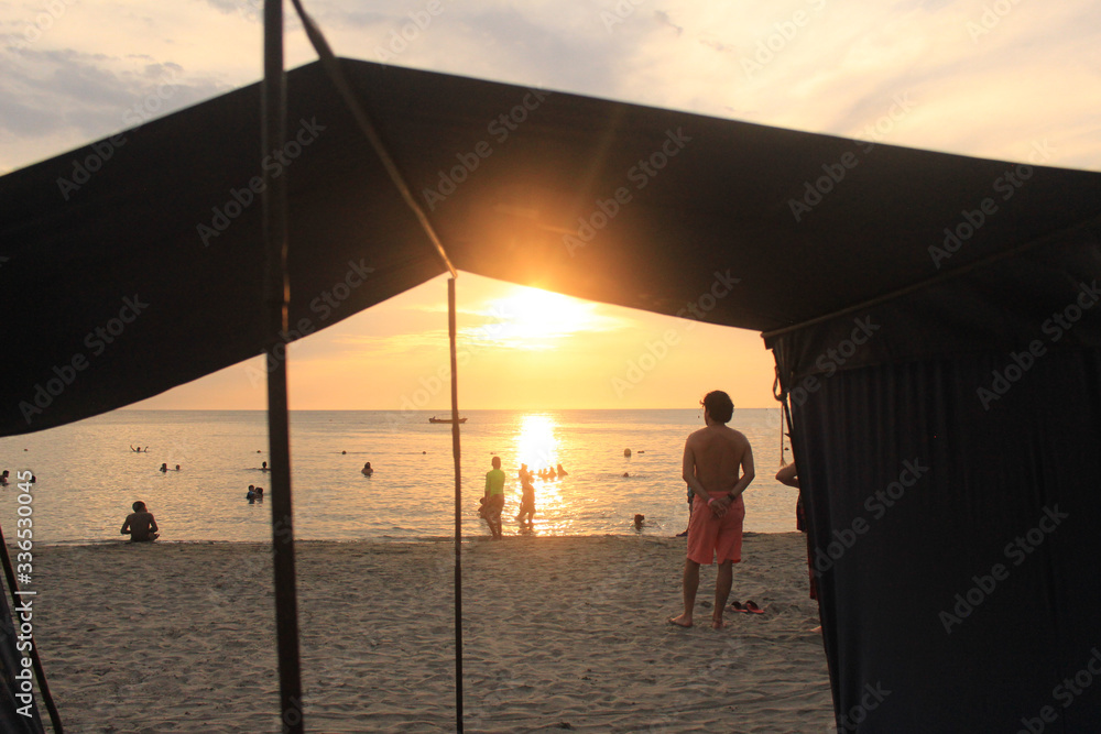 Silueta de carpa en la playa