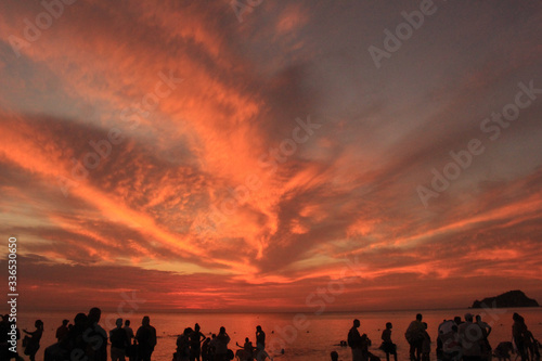 formas en las nubes de color rojo,