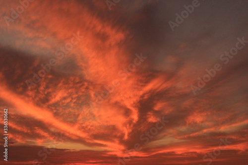 formas y figuras hermosas del cielo rojo en atardecer © BryanCamilo