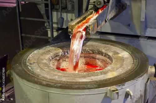 Fotografija Flow of molten aluminum in the factory.
