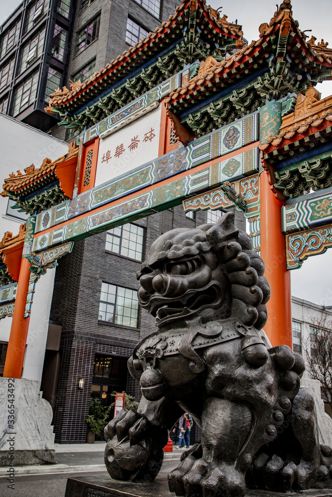 Fototapeta premium Chinese lion statue