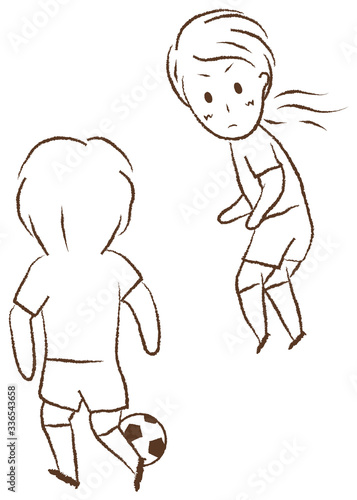サッカーをする女の子　一対一