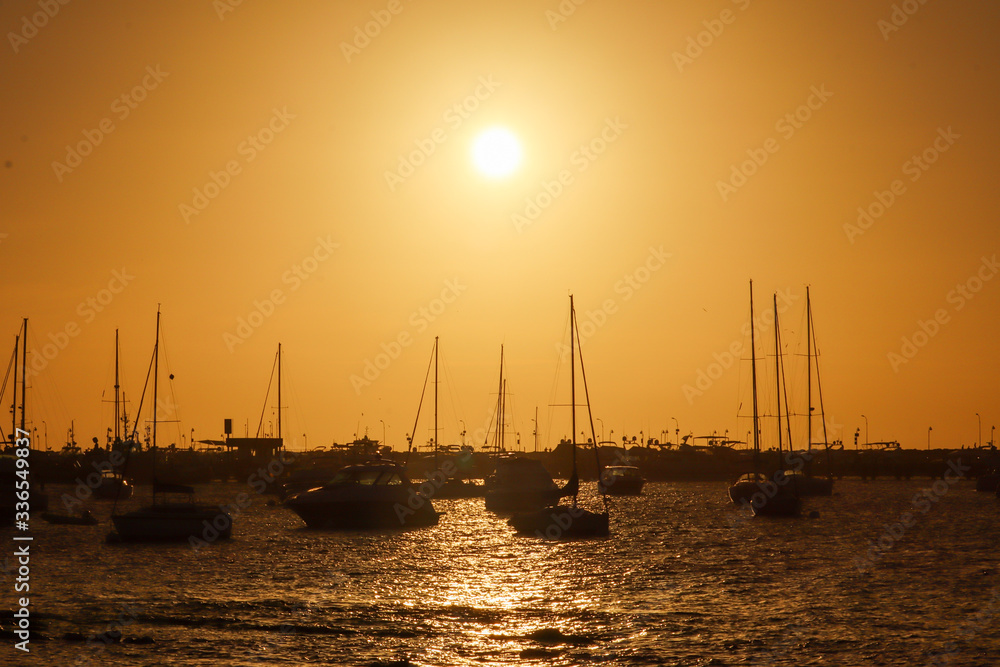 Por do sol com veleiros em Punta del Este, Uruguai