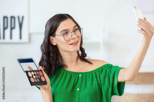 Young beauty blogger record...